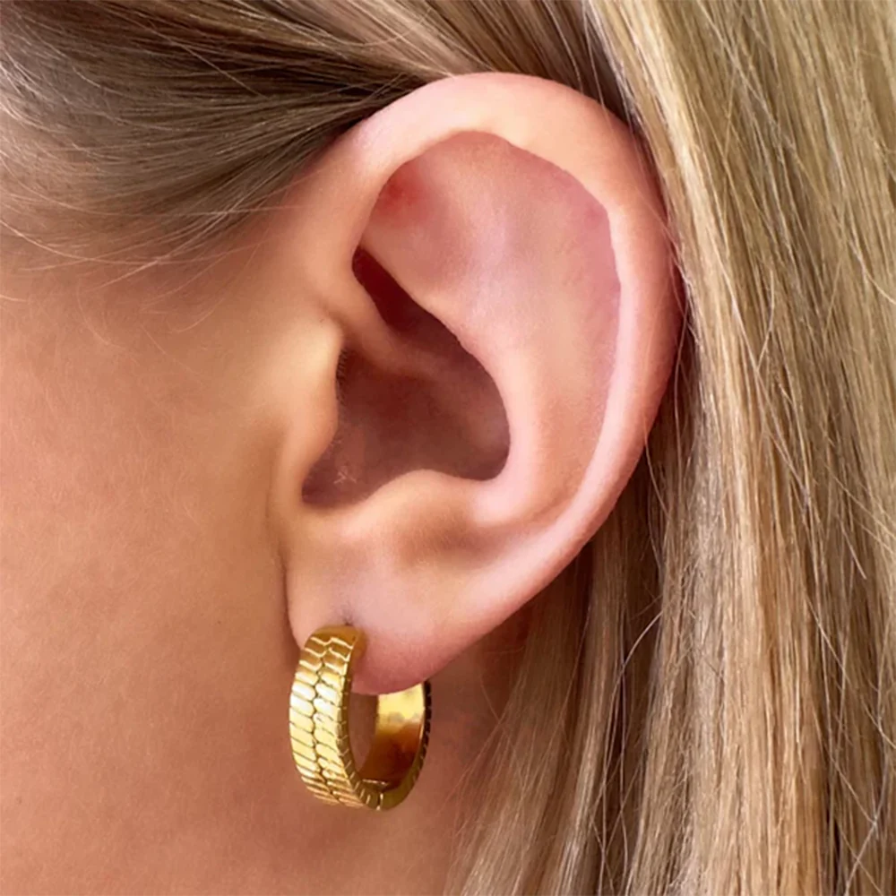 Ever Step Back Hoop Earrings Gold - Image 2